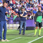 Segio González mira pensativo desde la banda con su colega del Huesca Leo Franco en primer plano.-PABLO REQUEJO