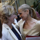 Esperanza Aguirre y Cristina Cifuentes charlan durante la primera jornada del pleno de investidura a la Presidencia de la Comunidad de Madrid.-Foto: EFE/ PACO CAMPOS