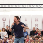 El secretario general de Podemos y candidato a la Presidencia del Gobierno, Pablo Iglesias, participa en un encuentro con ciudadanos junto al secretario regional Pablo Fernández-ICAL