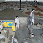 Recreación de una vivienda en la Villa Romana de Almenara-Puras en primer plano, con los restos arqueológicos al fondo.-J.M. LOSTAU