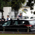 Policías ante una de las dos mezquitas que sufrieron ataques terrorista en Christchurch, Nueva Zelanda.-AFP / TESSA BURROWS