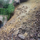 El desprendimiento en Montjuïc que ha obligado a parar el servicio del funicular.-Foto: ALEX R. FISCHER