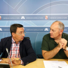 El portavoz de Educación del Grupo Parlamentario Socialista, Fernando Pablos (I), y el viceportavoz, Jesús Guerrero, hacen balance del curso en materia educativa, con especial incidencia en las oposiciones y en la lista de interinos.-RUBÉN CACHO / ICAL