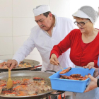 En la imagen, el matrimonio formado por Adela Calleja y Pedro José de Prada supervisan la preparación del arroz con bogavante que elaboran en el establecimiento junto a una de sus hijas.-J.L. CABRERO