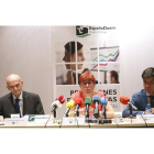 Manuel Rubio (derecha), y los autores Francisco García Navas y Felisa Becerra en la presentación del número 10 del Informe de Previsiones Economía de Castilla y León de EspañaDuero.-ICAL
