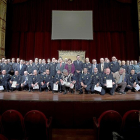 Foto de familia de las autoridades con todos los agentes jubilados y los que recibieron una distición o reconocimiento durante el Día de la Policía Municipal.-JOSÉ C. CASTILLO / PHOTOGENIC