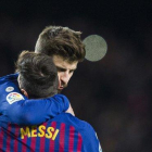 Gerard Piqué y Leo Messi se abrazan tras un gol.-