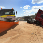 Una máquina quitanieves trabaja en la A-62 donde un camión trailer cargado con 25 toneladas de trigo ha volcado en el término de Venta de Baños (Palencia), el vuelco ha provocado el corte de la autovía sentido Valladolid.-ICAL