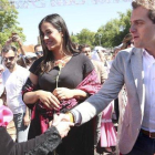 La candidata de Ciudadanos a la Alcaldía de Madrid, Begoña Villacís, junto al presidente de la formación, Albert Rivera, en la Pradera de San Isidro.-DAVID CASTRO