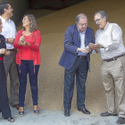 Rosa Valdeón, Milagros Marcos y Juan Vicente Herrera visitan las instalaciones de la cooperativa Cobadú.-J. L. LEAL