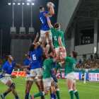 La pugna de Kane Le (Samoa) y Iain Henderson (Irlanda), en el partido de octavos del mundial de rugby.-