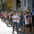 Larga cola de aficionados, ayer a primera hora de la mañana,en  el inicio de la campaña de abonados.-MIGUEL ÁNGEL SANTOS