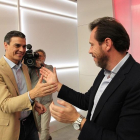 El secretario general del Partido Socialista, Pedro Sánchez saluda al portavoz de la Ejecutiva, Óscar Puente-ICAL