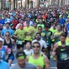 Miles de corredores de una maratón en Barcelona.-JORDI COTRINA