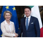 El primer ministro de Italia, Giuseppe Conte, recibe a la presidenta electa de la Comisión Europea, Ursula von Leyden.-MAURIZIO BRAMBATTI (EFE)