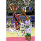 Wade-Chatman entra a canasta durante el partido de ida celebrado enPisuerga.-J.M. LOSTAU
