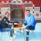 Miguel Ángel Peñas y David Pisonero escenifican una partida de ajedrez en el parquet de Huerta del rey. / LOSTAU