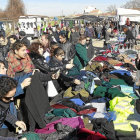 Varias personas observan las prendas de un puesto en el mercadillo de Medina del Campo-J.M.Lostau