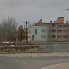 Vías del tren en la calle Andrómeda.-Google Street View