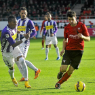 Mojica intenta cortar la internada de Rúper en el partido que disputaron Mirandés y Valladolid en Anduva-LOF
