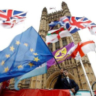 Banderas britanicas y europeas en Londres.-REUTERS / HENRY NICHOLLS