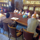 El alcalde de Valladolid, Óscar Puente, reunido ayer con los representantes de los trabajadores de Dulciora.-E. M.