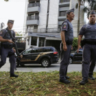 Agentes de Policía y curiosos ante la residencia de Lula en la ciudad de Sao Bernardo do Campo, en la periferia de Sao Paulo-EFE