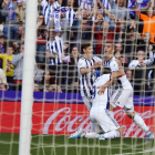 Guardiola recibe la felicitación de Toni y Ünal tras marcar el primer gol del partido, ayer, en Zorrilla.-MIGUEL ÁNGEL SANTOS
