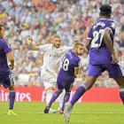 Antoñito, de espaldas, no puede interceptar el lanzamiento de Benzema en el gol del Real Madrid.-AFP