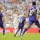 Antoñito, de espaldas, no puede interceptar el lanzamiento de Benzema en el gol del Real Madrid.-AFP