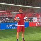 Guarrotxena posa con dos balones en Anduva.-CD MIRANDÉS