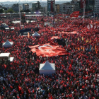 Manifestantes convocados por la oposición contra el golpe de Estado y el autoritarismo ocupan la plaza Taksim de Estambul.-AFP / BULENT KILIC