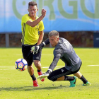 Dejan Drazic intenta driblar a Rubén Blanco durante un entrenamiento del Celta de Vigo.-MARCOS CANOSA / FARO DE VIGO