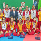 Los karatecas de Castilla y León posan con sus medallas.-EL MUNDO
