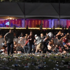 Decenas de personas corren tras el tiroteo en el festival Route 91 Harvest, este domingo en Las Vegas. /-AFP / DAVID BECKER
