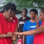 El detenido Brandon Thompson le pide matrimonio a su novia Leandria Keith.-Facebook de la Policia de Muskooge.