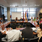 El consejero de Economía y Empleo, Tomás Villanueva, mantiene un encuentro con los promotores de 13 proyectos innovadores seleccionados por la 'Aceleradora Ade 2020' para iniciar el proceso de tutorización de los proyectos en los próximos dos años-Ical