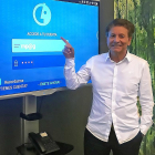 Herminio Fernández de Blas muestra la aplicación en las instalaciones de la compañía leonesa EurocoinPay.-EL MUNDO