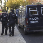 Desalojo del colegio mayor San Juan Evangelista, conocido como el 'Johnny', en los alrededores de la Universidad Complutense de Madrid.-EFE / ÁNGEL DÍAZ