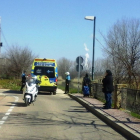 Policía municipal y una ambulancia en el lugar en el que se ha hallado el cuerpo.-E.M.