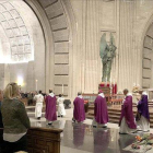 Los monjes benedictinos abandonan la basílica tras la misa en el Valle de los Caídos, este miércoles.-DAVID CASTRO