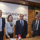 La directora general de Desarrollo Rural y Política Forestal, Begoña Nieto, presenta el Camino Natural de la Vía de la Plata en Carbajosa de la Sagrada. En la imagen, junto al alcalde, Pedro Samuel Martín (I), Javier Iglesias, presidente de la Diputación,-Ical