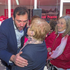 Óscar Puente en un acto de campaña electoral ayer, junto a la caseta del partido en la laza de Fuente Dorada.-ICAL