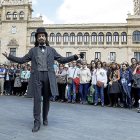 Uno de los actores de Azar Teatro, en el papel de José Zorrilla, inicia la ruta teatralizada que congregó a medio millar de espectadores-J.M. Lostau