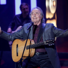 Serrat durante una actuación.-EL MUNDO