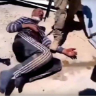 Un momento del vídeo en el que mercenarios de Wagner torturan a un ciudadano sirio.-EL PERIÓDICO