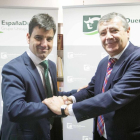 Manuel Rubio, director territorial de EspañaDuero en Valladolid; y Benito Díez, decano del Colegio Oficial de Ingenieros de Caminos, Canales y Puertos de Castilla y León, durante la firma del convenio.-ICAL
