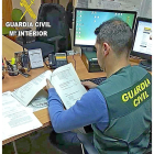 Un agente de la Guardia Civil de Valladolid efectúa pesquisas en su lugar de trabajo.-GUARDIA CIVIL