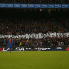 La grada de animación del Barça desplegó una pancarta contra el Espanyol y la propiedad china del club blanquiazul, el domingo en el Camp Nou.-EFE / QUIQUE GARCÍA