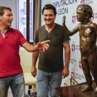El alcalde del Ayuntamiento de Encinedo (León), José Manuel Moro (I), presenta la escultura.-ICAL